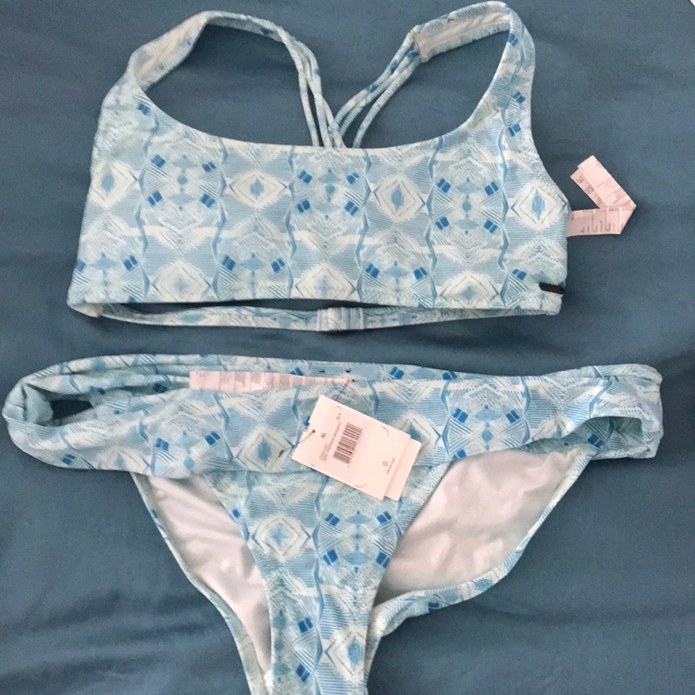 Volcom women’s bikini BNWT. SZ xl bottoms L top